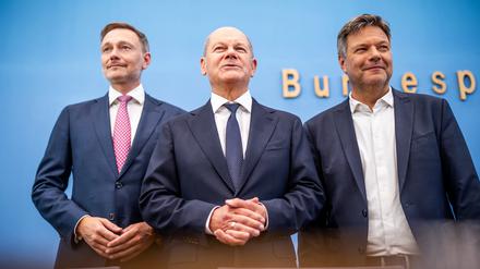 Bundeskanzler Olaf Scholz (SPD,M) Robert Habeck (Bündnis 90/Die Grünen , r), Bundesminister für Wirtschaft und Klimaschutz, und Christian Lindner (FDP).