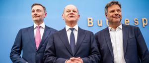 Bundeskanzler Olaf Scholz (SPD,M) Robert Habeck (Bündnis 90/Die Grünen , r), Bundesminister für Wirtschaft und Klimaschutz, und Christian Lindner (FDP).