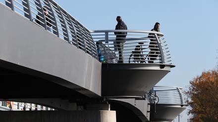Die Route führt auch über die Fußgänger- und Fahrradbrücke über den Zernsee.