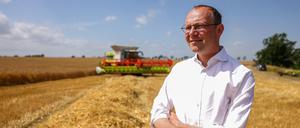 Wolfram Günther (Grüne), Landwirtschaftsminister von Sachsen, steht auf einem Feld mit Wintergerste.