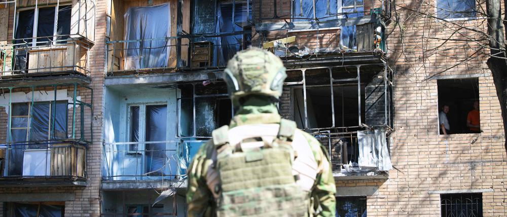 Lokaler Freiwilliger vor beschädigten Gebäuden in der russischen Region Kursk, wo die Ukraine eine Offensive gestartet hat
