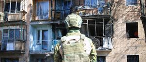 Lokaler Freiwilliger vor beschädigten Gebäuden in der russischen Region Kursk, wo die Ukraine eine Offensive gestartet hat