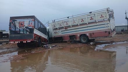 Lastwagen stehen in einem von Überschwemmungen betroffenes Gebiet im Nordsudan. 
