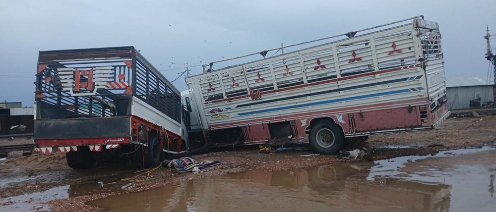 Lastwagen stehen in einem von Überschwemmungen betroffenes Gebiet im Nordsudan. 