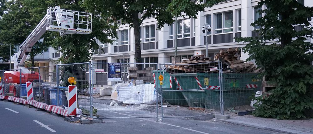 Wegen Baustelleneinrichtungen kann ein Gehweg in der Württembergischen Straße in Wilmersdorf nicht für den benachbarten Thai-Markt genutzt werden.