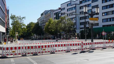 Wegen einer beschädigten Wasserleitung ist die Leibnizstraße an der Kreuzung zur Bismarckstraße gesperrt.