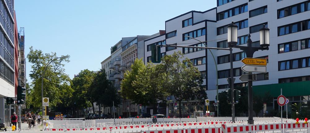 Wegen einer beschädigten Wasserleitung ist die Leibnizstraße an der Kreuzung zur Bismarckstraße gesperrt.