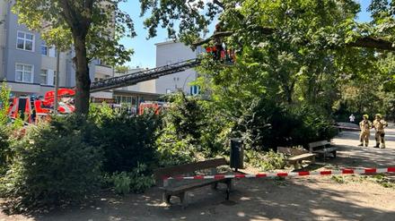 Die Feuerwehr sicherte die Unfallstelle im Ottopark ab.