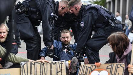 Aktivisten der „Letzten Generation“ bei einer Straßenblockade in Essen. 