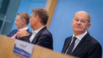 Bundeskanzler Olaf Scholz (SPD, r-l), Robert Habeck (Bündnis 90/Die Grünen), Bundesminister für Wirtschaft und Klimaschutz, und Christian Lindner (FDP), Bundesminister der Finanzen. 