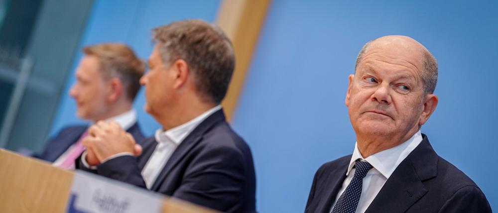 Bundeskanzler Olaf Scholz (SPD, r-l), Robert Habeck (Bündnis 90/Die Grünen), Bundesminister für Wirtschaft und Klimaschutz, und Christian Lindner (FDP), Bundesminister der Finanzen.