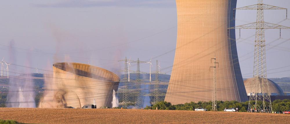 Im AKW Grafenrheinfeld wurden im August die Kühltürme gesprengt: Der Ökonom Marcel Fratzscher argumentiert, dass Zerstörung auch Platz für Innovation und Neues schaffen kann.