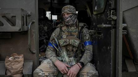 Ein ukrainischer Soldat sitzt in einem Militärfahrzeug inmitten des russischen Angriffs auf die Ukraine