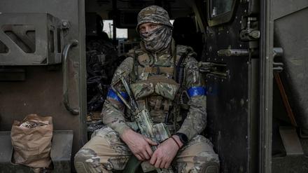 Ein ukrainischer Soldat sitzt am 16. August in der Region Sumy in einem militärischen Fahrzeug.