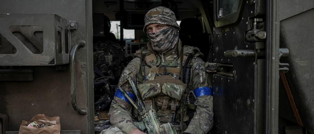Ein ukrainischer Soldat sitzt in einem Militärfahrzeug inmitten des russischen Angriffs auf die Ukraine