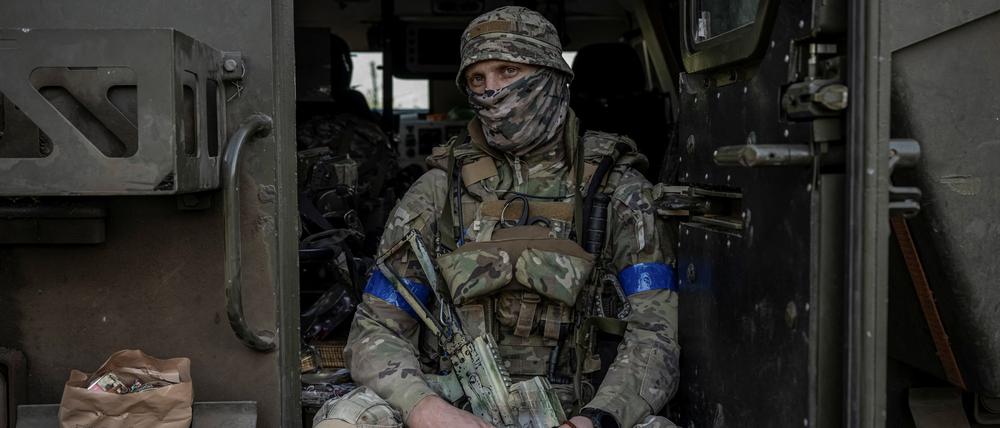 Ein ukrainischer Soldat sitzt in einem Militärfahrzeug inmitten des russischen Angriffs auf die Ukraine