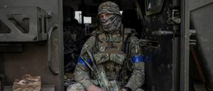 Ein ukrainischer Soldat sitzt am 16. August in der Region Sumy in einem militärischen Fahrzeug.