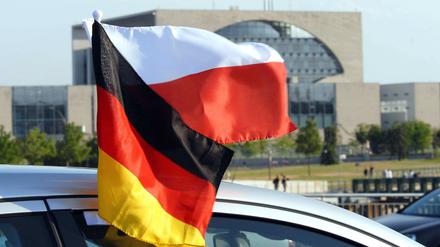 Deutsch-polnische Freundschaft symbolisiert durch die beiden Nationalflaggen auf einem Autodach