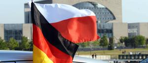 Deutsch-polnische Freundschaft symbolisiert durch die beiden Nationalflaggen auf einem Autodach