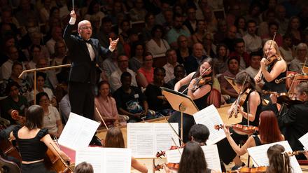 
Dirigent Desar Sulejmani mit dem von ihm gegründeten Western Balkans Youth Orchestra im Berliner Konzerthaus beim Festival Young Euro Classic am 16.8.2024