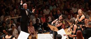
Dirigent Desar Sulejmani mit dem von ihm gegründeten Western Balkans Youth Orchestra im Berliner Konzerthaus beim Festival Young Euro Classic am 16.8.2024