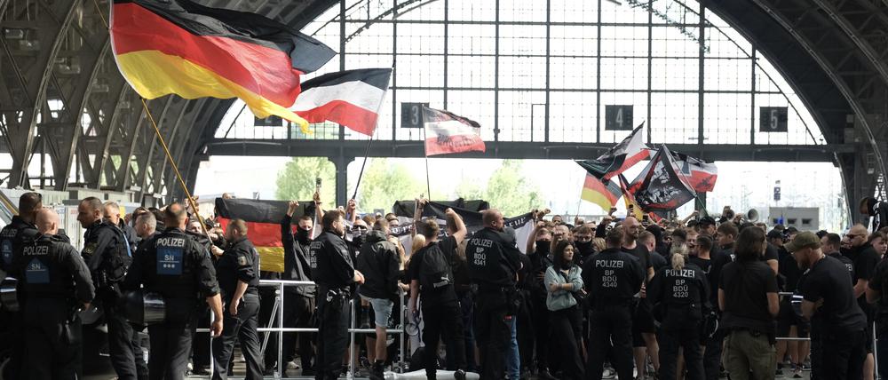 Teilnehmer einer rechtsextremen Versammlung im Hauptbahnhof in Leipzig. 