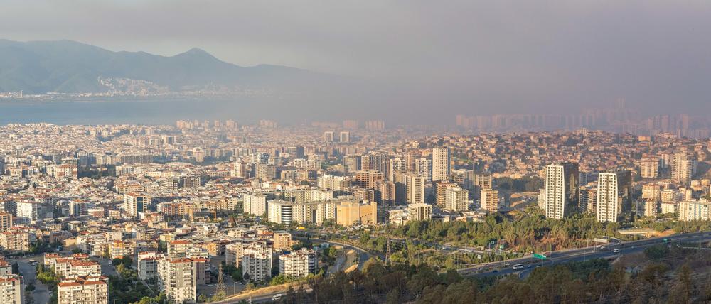 Übersicht über die Bezirke Bayrakli und Karsiyaka nach dem Brand, während die Lösch- und Kühlungsarbeiten am zweiten Tag des großen Izmir-Brandes fortgesetzt werden.