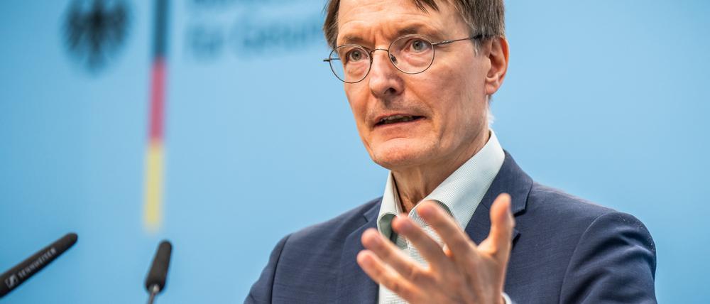Karl Lauterbach (SPD), Bundesminister für Gesundheit, warnt vor verstärktem Ärztemangel durch AfD-Erfolg. 
