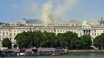 Das historische Somerset House in London steht in Flammen.