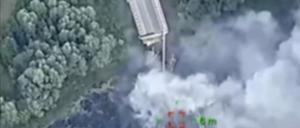 Auf diesem vom Pressebüro des ukrainischen Verteidigungsministeriums zur Verfügung gestellten Foto wird eine strategisch wichtige Brücke über den Fluss Seym von ukrainischen Truppen zerstört, die ihren Vorstoß in die russische Region Kursk fortsetzen. 