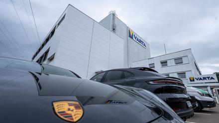 Der Sportwagenhersteller Porsche könnte nach Medienberichten bei Varta einsteigen.