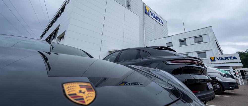 Der Sportwagenhersteller Porsche könnte nach Medienberichten bei Varta einsteigen.