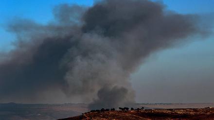 Starker Rauch steigt über einer israelischen Ortschaft im Norden von Israel auf, nachdem diese von pro-iranischen Hisbollah-Kämpfern aus dem Südlibanon mit Raketen angegriffen wurde. 