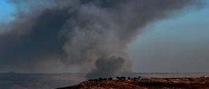 Starker Rauch steigt über einer israelischen Ortschaft im Norden von Israel auf, nachdem diese von pro-iranischen Hisbollah-Kämpfern aus dem Südlibanon mit Raketen angegriffen wurde. 