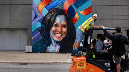 CHICAGO, ILLINOIS - AUGUST 17: Workers drive past a mural of Democratic presidential candidate U.S. Vice President Kamala Harris hanging outside of the United Center, site of the Democratic National Convention on August 17, 2024 in Chicago, Illinois. The convention will be held August 19-22.   Joe Raedle/Getty Images/AFP (Photo by JOE RAEDLE / GETTY IMAGES NORTH AMERICA / Getty Images via AFP)