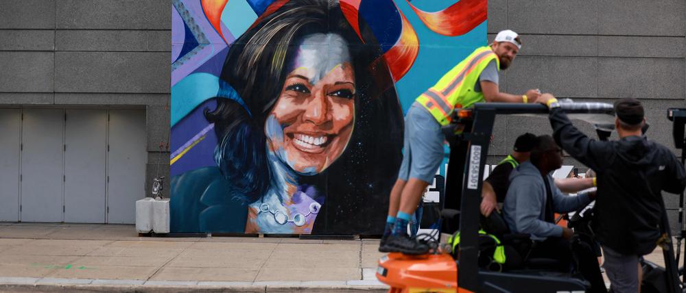 CHICAGO, ILLINOIS - AUGUST 17: Workers drive past a mural of Democratic presidential candidate U.S. Vice President Kamala Harris hanging outside of the United Center, site of the Democratic National Convention on August 17, 2024 in Chicago, Illinois. The convention will be held August 19-22. Joe Raedle/Getty Images/AFP (Photo by JOE RAEDLE / GETTY IMAGES NORTH AMERICA / Getty Images via AFP)