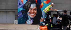 CHICAGO, ILLINOIS - AUGUST 17: Workers drive past a mural of Democratic presidential candidate U.S. Vice President Kamala Harris hanging outside of the United Center, site of the Democratic National Convention on August 17, 2024 in Chicago, Illinois. The convention will be held August 19-22. Joe Raedle/Getty Images/AFP (Photo by JOE RAEDLE / GETTY IMAGES NORTH AMERICA / Getty Images via AFP)