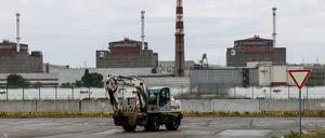 In unmittelbarer Nähe der Sicherheitszone habe es eine Explosion gegeben, die nach Einschätzung von IAEA-Experten vor Ort von einer Drohne mit Sprengladung verursacht wurde, teilte die Organisation mit.