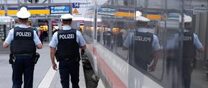 373 Delikte mit Messern gab es nach Angaben der Bundespolizei im ersten Halbjahr an deutschen Bahnhöfen.