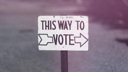 Ein Schild weist den Weg zu einem Wahllokal in den USA.