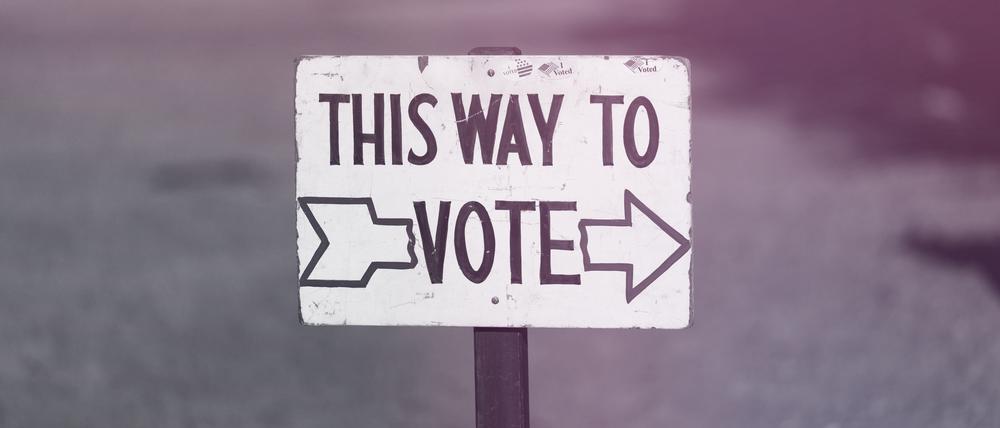 Ein Schild weist den Weg zu einem Wahllokal in den USA.