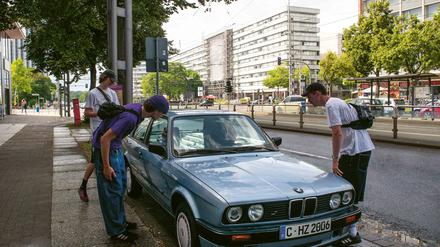 Haubitz+Zoche haben einen BMW mit Wasser gefüllt. „Blind Date, 2006/2024“ heißt die Arbeit in der Brückenstraße. 