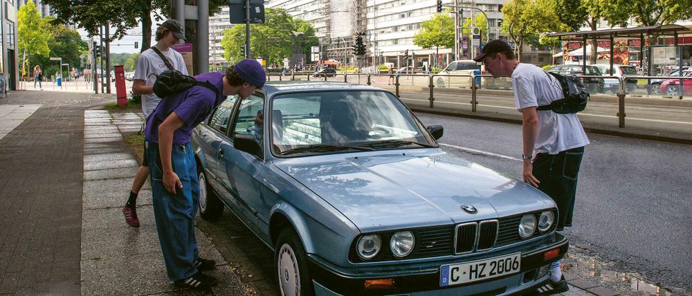 Haubitz+Zoche haben einen BMW mit Wasser gefüllt. „Blind Date, 2006/2024“ heißt die Arbeit in der Brückenstraße.