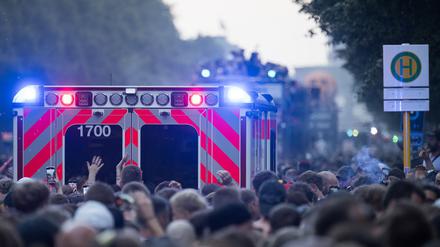 Sanitäter müssen rund 600 Mal bei der Technoparade „Rave The Planet“ helfen.