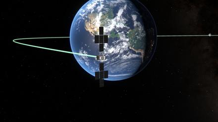 Die Jupitersonde „Juice“ vor der Erde. Am 19. und 20. August 2024 wird die ESA-Sonde Jupiter Icy Moons Explorer (Juice) eine Weltpremiere feiern: Sie nutzt die Schwerkraft des Mondes und dann der Erde, um ihre Bahn durch den Weltraum zu krümmen und so dem Jupiter einen Schritt näherzukommen.
