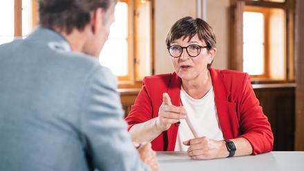 Saskia Esken, Bundesvorsitzende der SPD, wurde beim ZDF-Sommerinterview von „Berlin direkt“ auf der Wartburg von Wulf Schmiese, dem stellvertretenden Leiter des ZDF-Hauptstadtstudios, befragt.