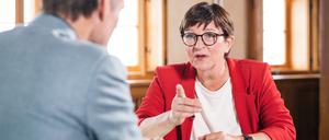 Saskia Esken, Bundesvorsitzende der SPD, wurde beim ZDF-Sommerinterview von „Berlin direkt“ auf der Wartburg von Wulf Schmiese, dem stellvertretenden Leiter des ZDF-Hauptstadtstudios, befragt.