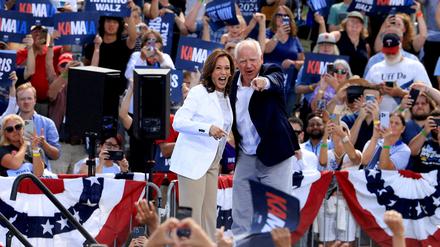 US-Vizepräsidentin Kamala Harris und ihr „running mate“ Tim Walz, Gouverneur Minnesota, bei einem Wahlkampf-Event in Eau Claire, Wisconsin.