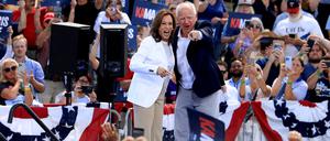 US-Vizepräsidentin Kamala Harris und ihr „running mate“ Tim Walz, Gouverneur Minnesota, bei einem Wahlkampf-Event in Eau Claire, Wisconsin.