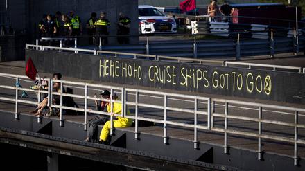 Klimaaktivisten von Extinction Rebellion blockieren die Schleusen in IJmuiden am 10. August 2024.